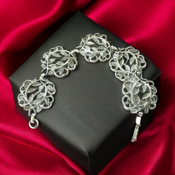 Vintage Jewelry - Vintage 5-Panel Silver Tone Leaf Bracelet